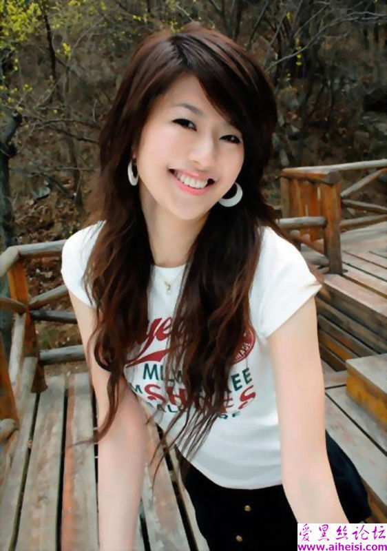笑容甜蜜的美女郊外照片