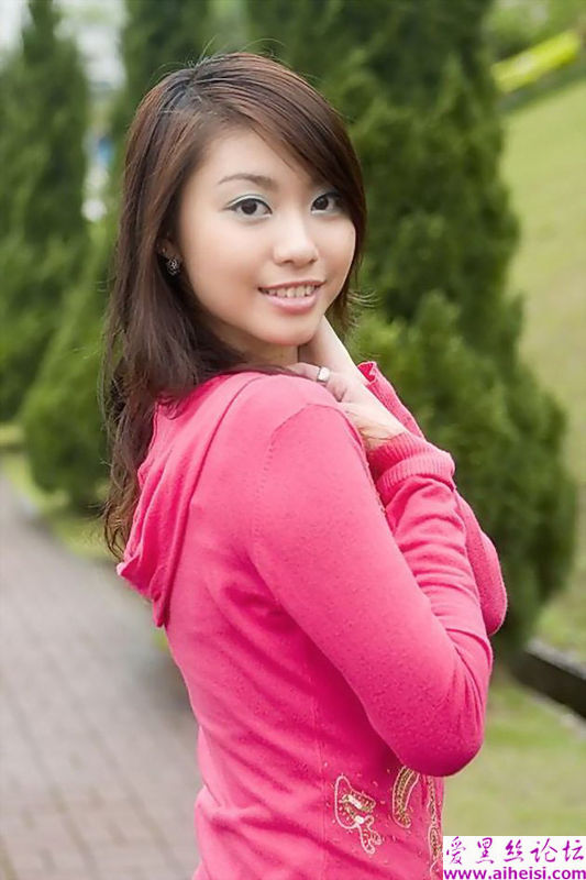 粉红装的漂亮广东女生