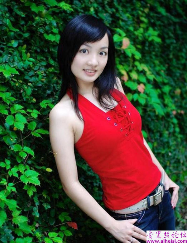 红色上衣的大眼睛女生自拍秀