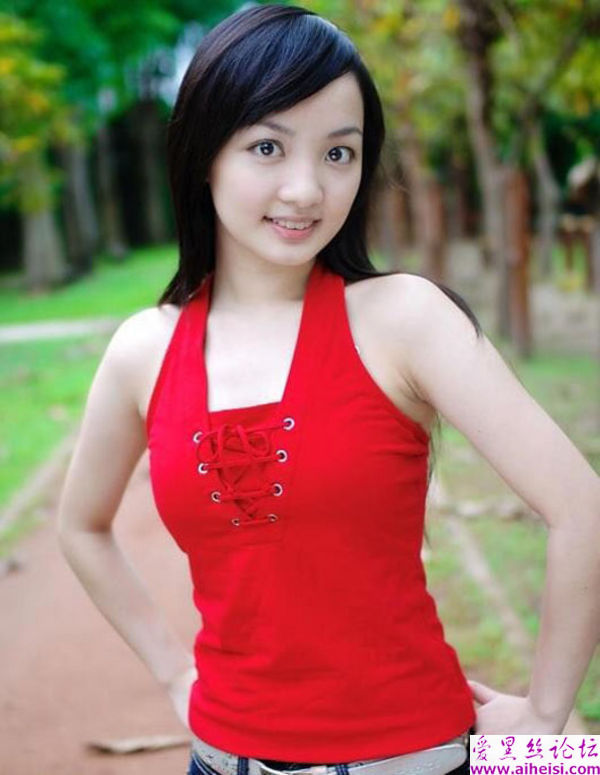 红色上衣的大眼睛女生自拍秀