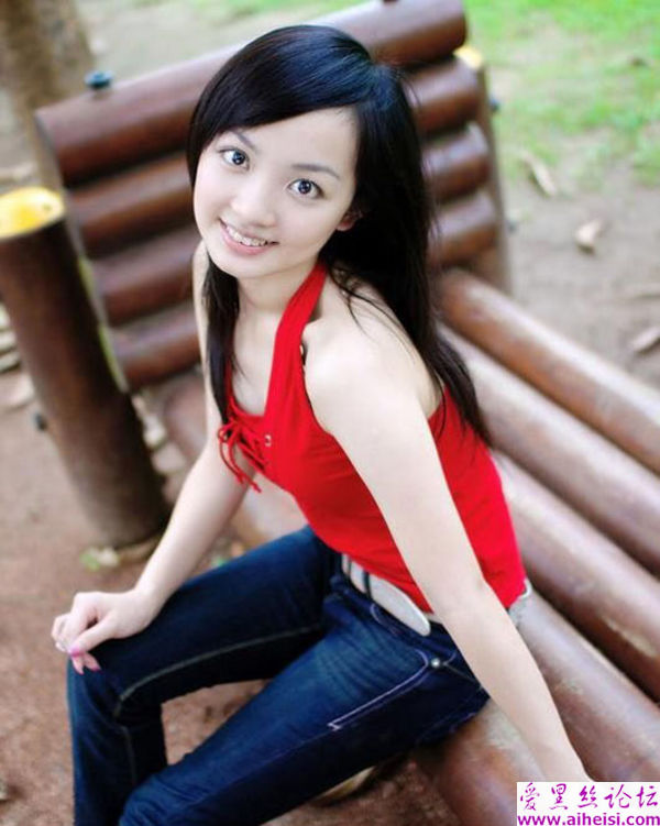 红色上衣的大眼睛女生自拍秀