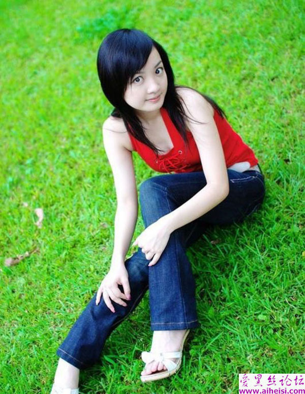 红色上衣的大眼睛女生自拍秀