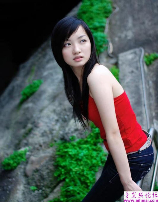 红色上衣的大眼睛女生自拍秀