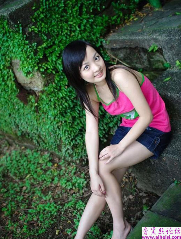 红色上衣的大眼睛女生自拍秀