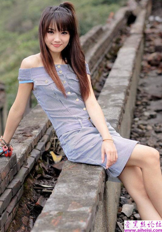美丽女孩在老房子拍下的照片