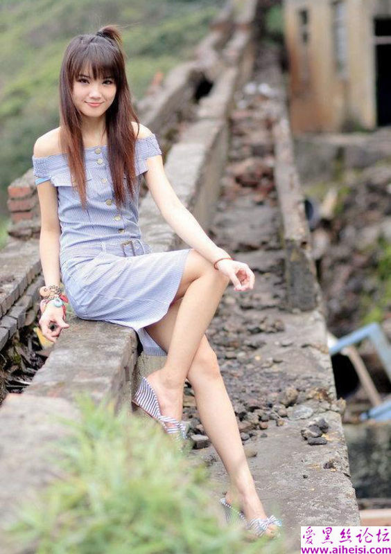 美丽女孩在老房子拍下的照片
