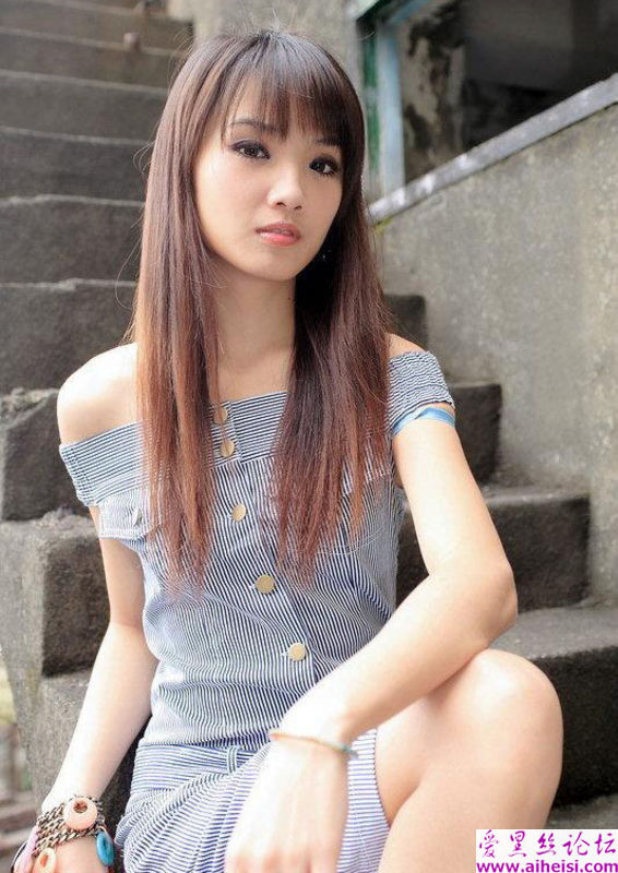 美丽女孩在老房子拍下的照片