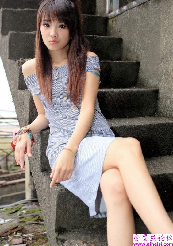 美丽女孩在老房子拍下的照片