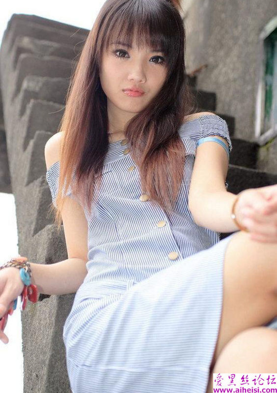 美丽女孩在老房子拍下的照片