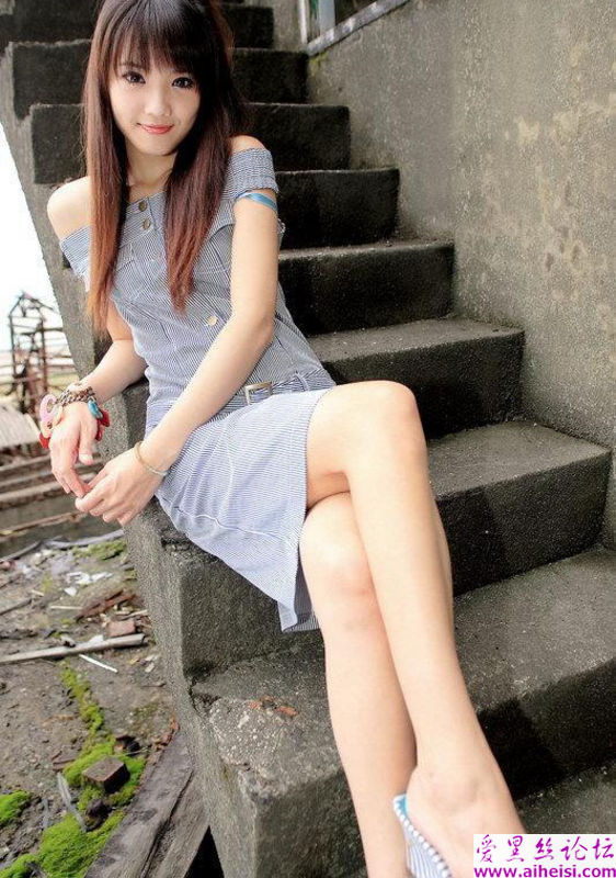 美丽女孩在老房子拍下的照片