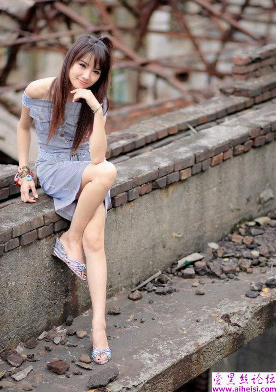 美丽女孩在老房子拍下的照片