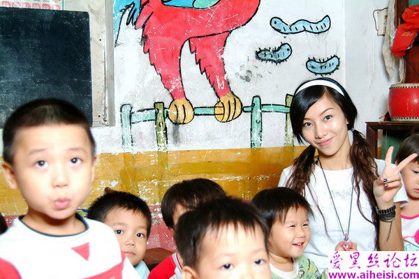 美丽温柔的幼儿园老师展示出自己与小朋友的照片