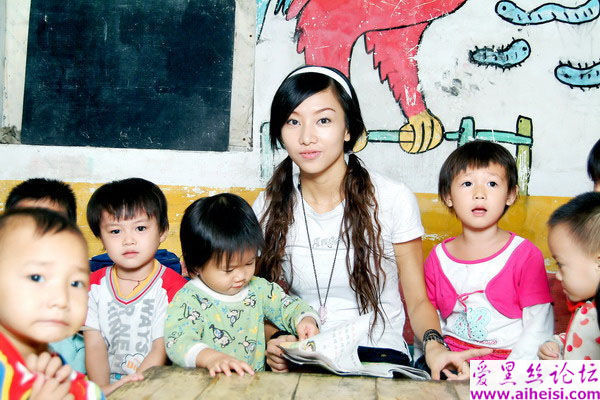美丽温柔的幼儿园老师展示出自己与小朋友的照片