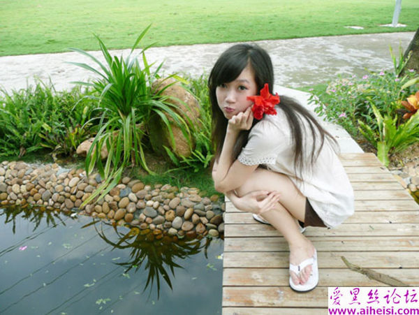 美女外出游玩调皮照像