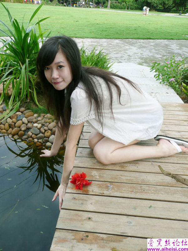 美女外出游玩调皮照像