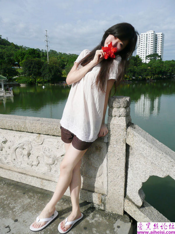 美女外出游玩调皮照像