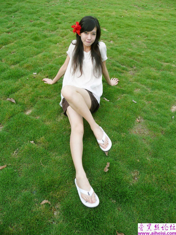 美女外出游玩调皮照像