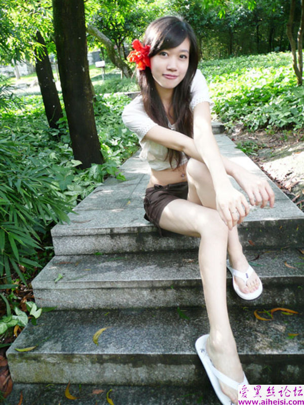 美女外出游玩调皮照像
