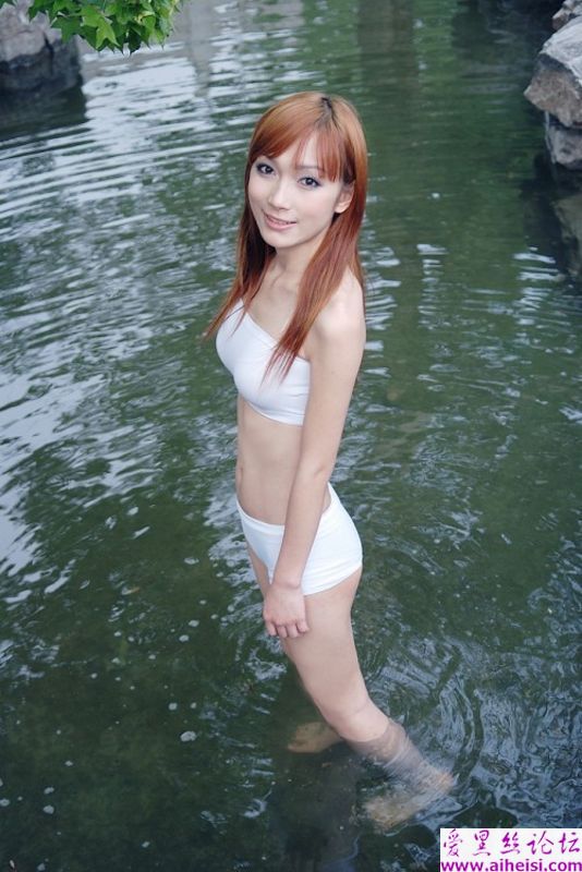 美女野外戏水自拍