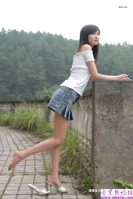 美腿少女郊区迷人自拍