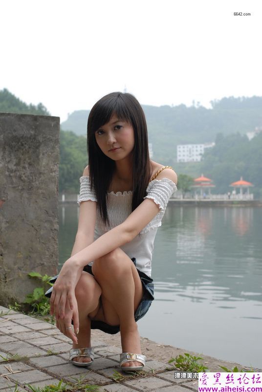美腿少女郊区迷人自拍
