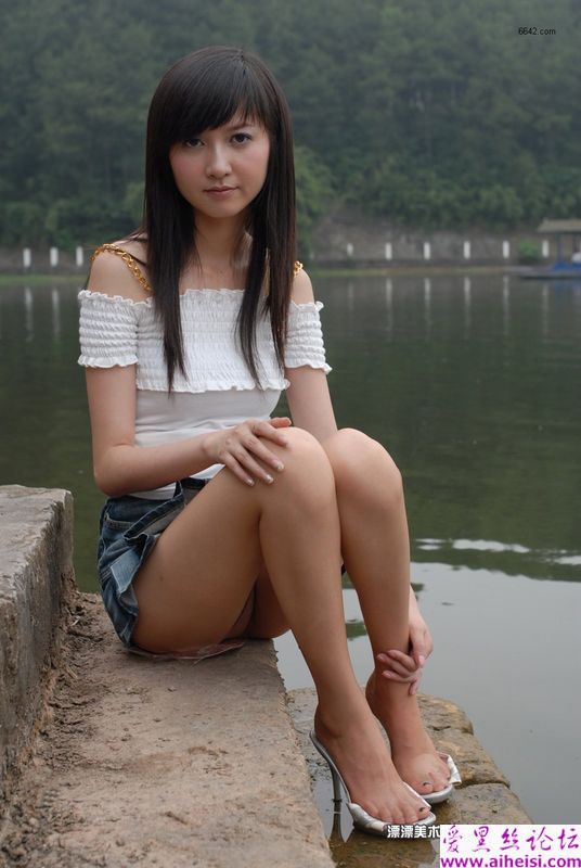 美腿少女郊区迷人自拍
