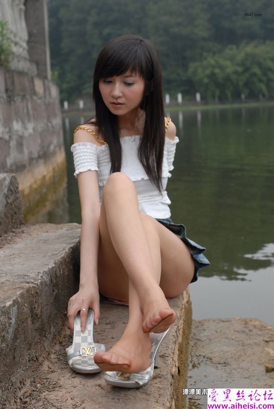 美腿少女郊区迷人自拍