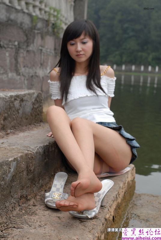 美腿少女郊区迷人自拍