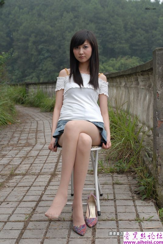 美腿少女郊区迷人自拍