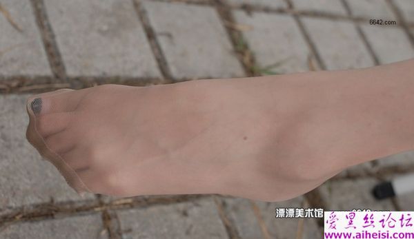 美腿少女郊区迷人自拍