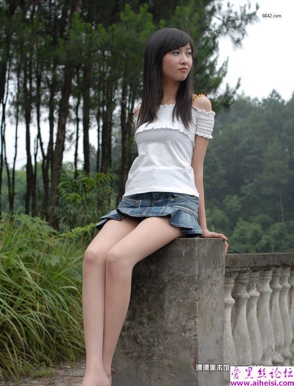 美腿少女郊区迷人自拍