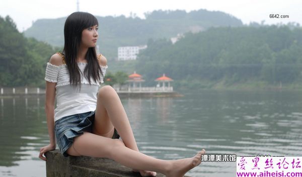 美腿少女郊区迷人自拍
