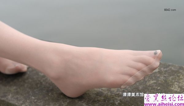 美腿少女郊区迷人自拍