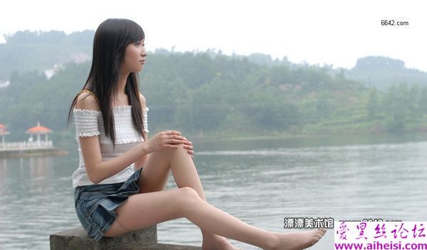 美腿少女郊区迷人自拍