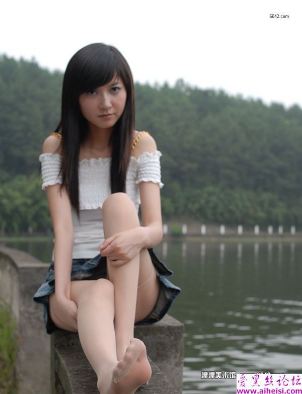 美腿少女郊区迷人自拍