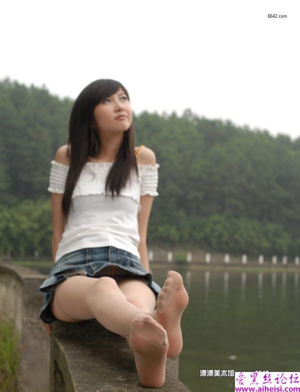 美腿少女郊区迷人自拍