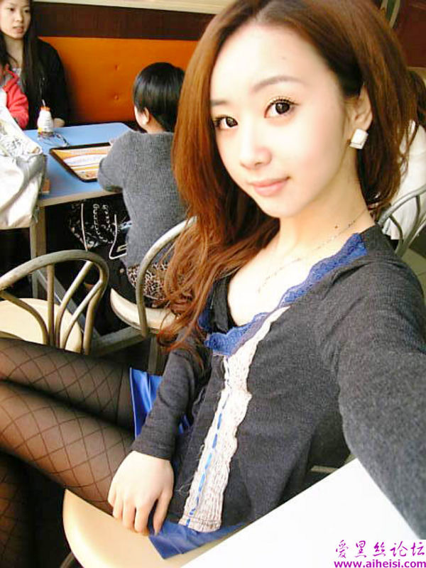 美腿美女玩自拍