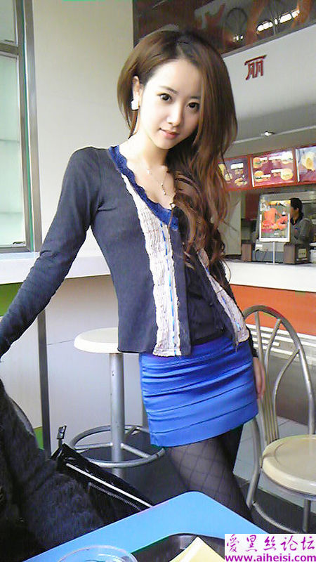 美腿美女玩自拍
