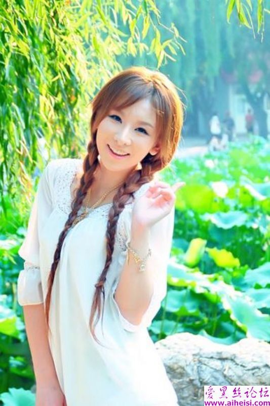 花红柳绿湖边春色风流美女