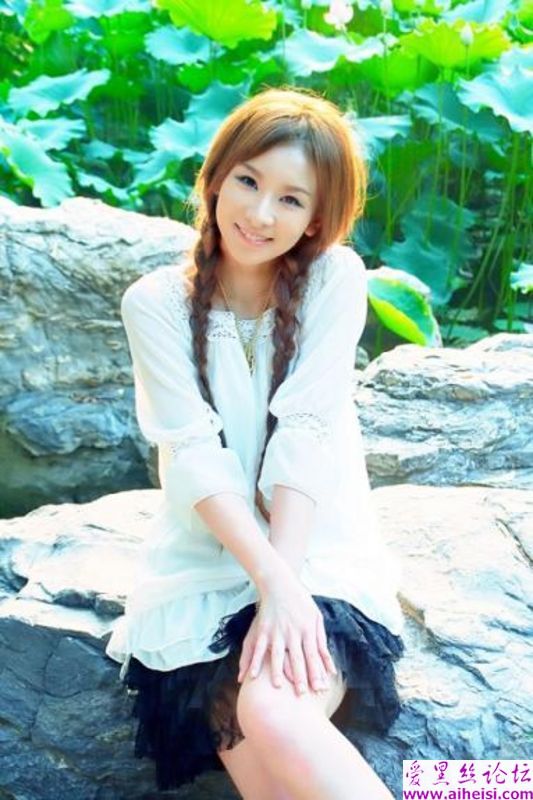 花红柳绿湖边春色风流美女