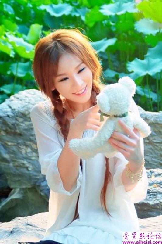 花红柳绿湖边春色风流美女