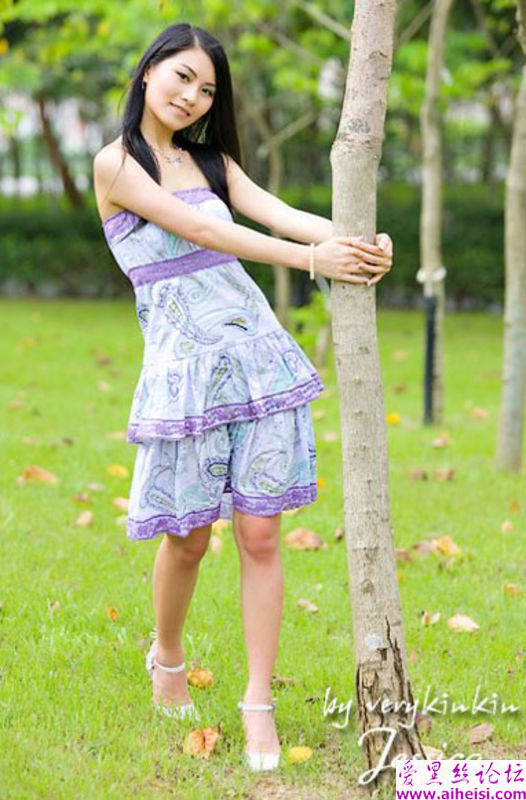 草坪上阳光呵护的美丽公主