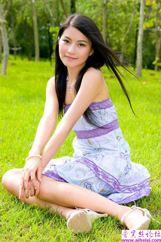 草坪上阳光呵护的美丽公主