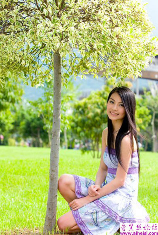 草坪上阳光呵护的美丽公主