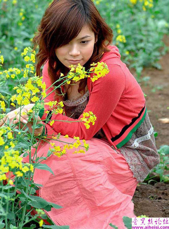 菜花地里的那个可爱女孩子