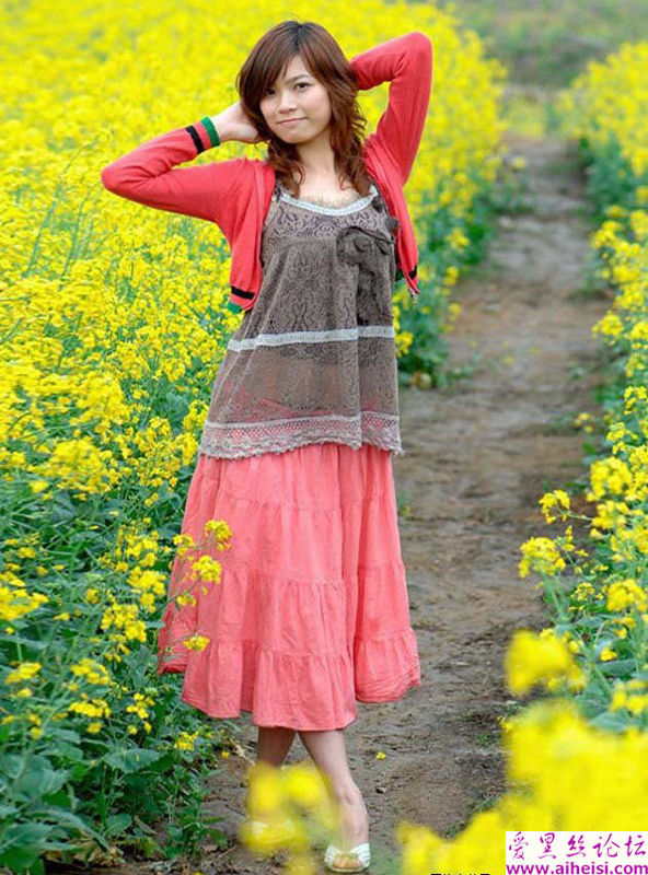菜花地里的那个可爱女孩子