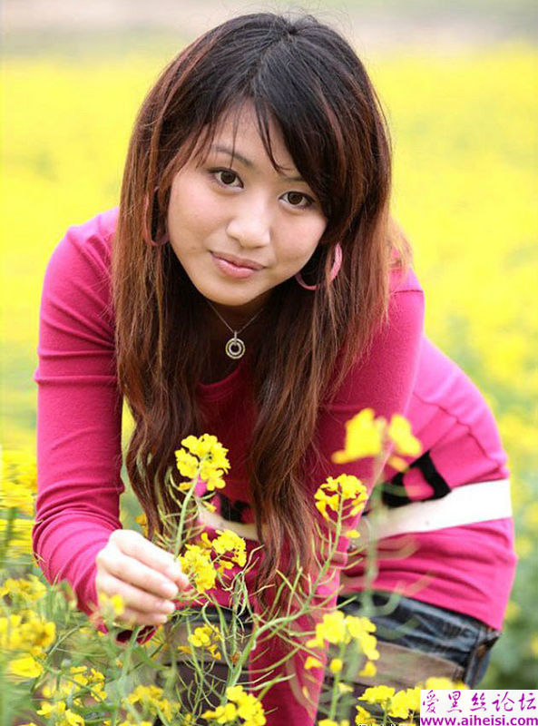 菜花地里的那个可爱女孩子