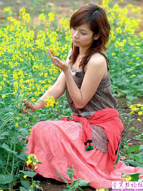 菜花地里的那个可爱女孩子
