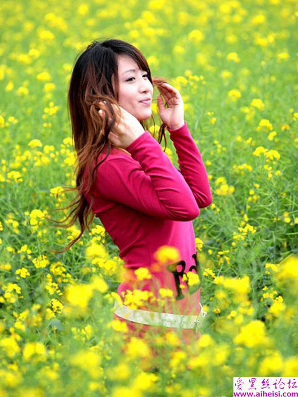 菜花地里的那个可爱女孩子