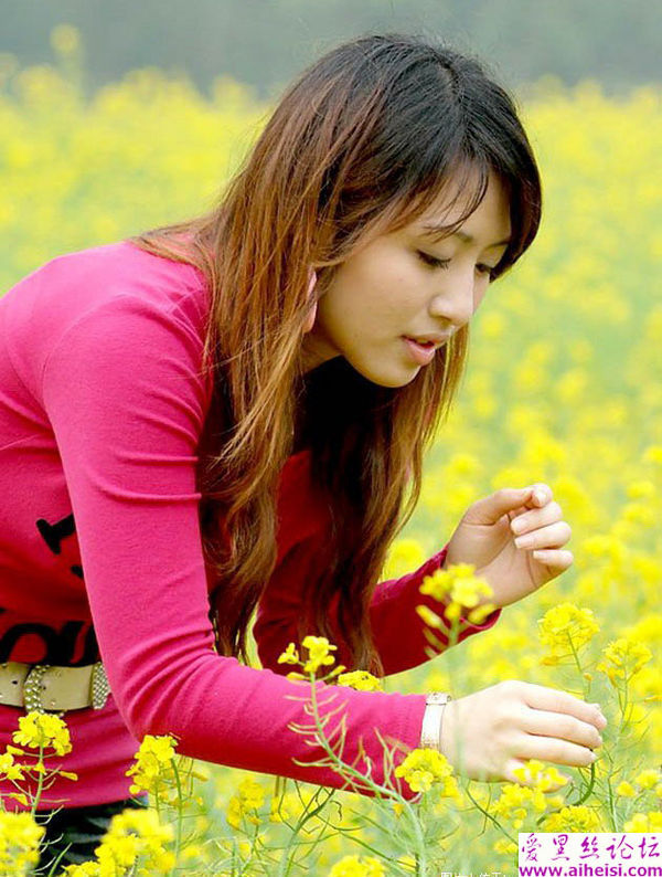 菜花地里的那个可爱女孩子